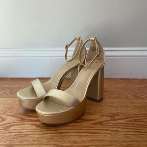 ✨Lulu’s gold ankle strap heels, never worn✨